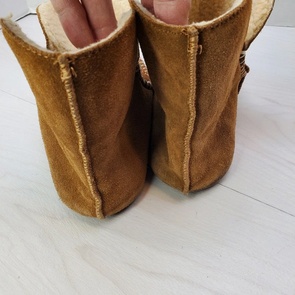 Tan Suede Moccasin Boots Faux Shearling Lined Whipstitch Ankle Wmn 8 Hippie Boho